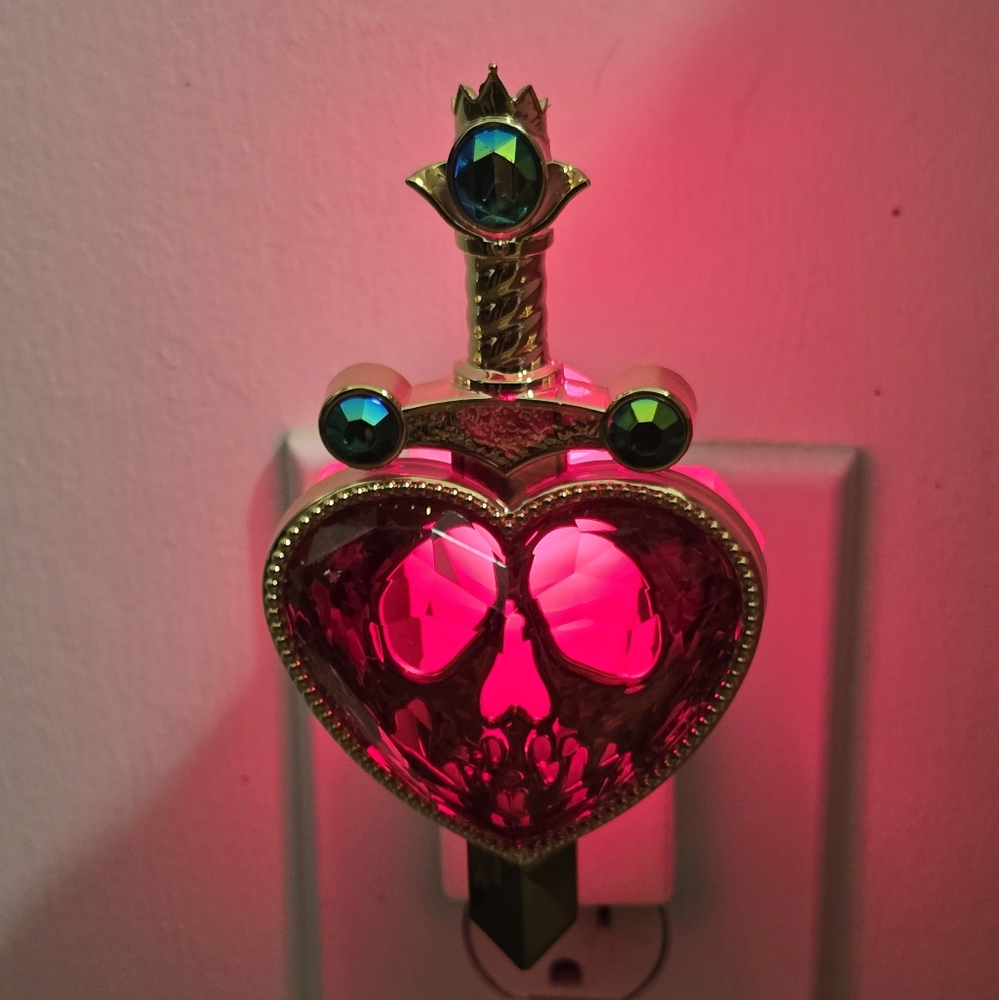 Bath & Body Works Disney Villians Poison Heart Light Up Wallflower Plug Nwt - Picture 2 of 2